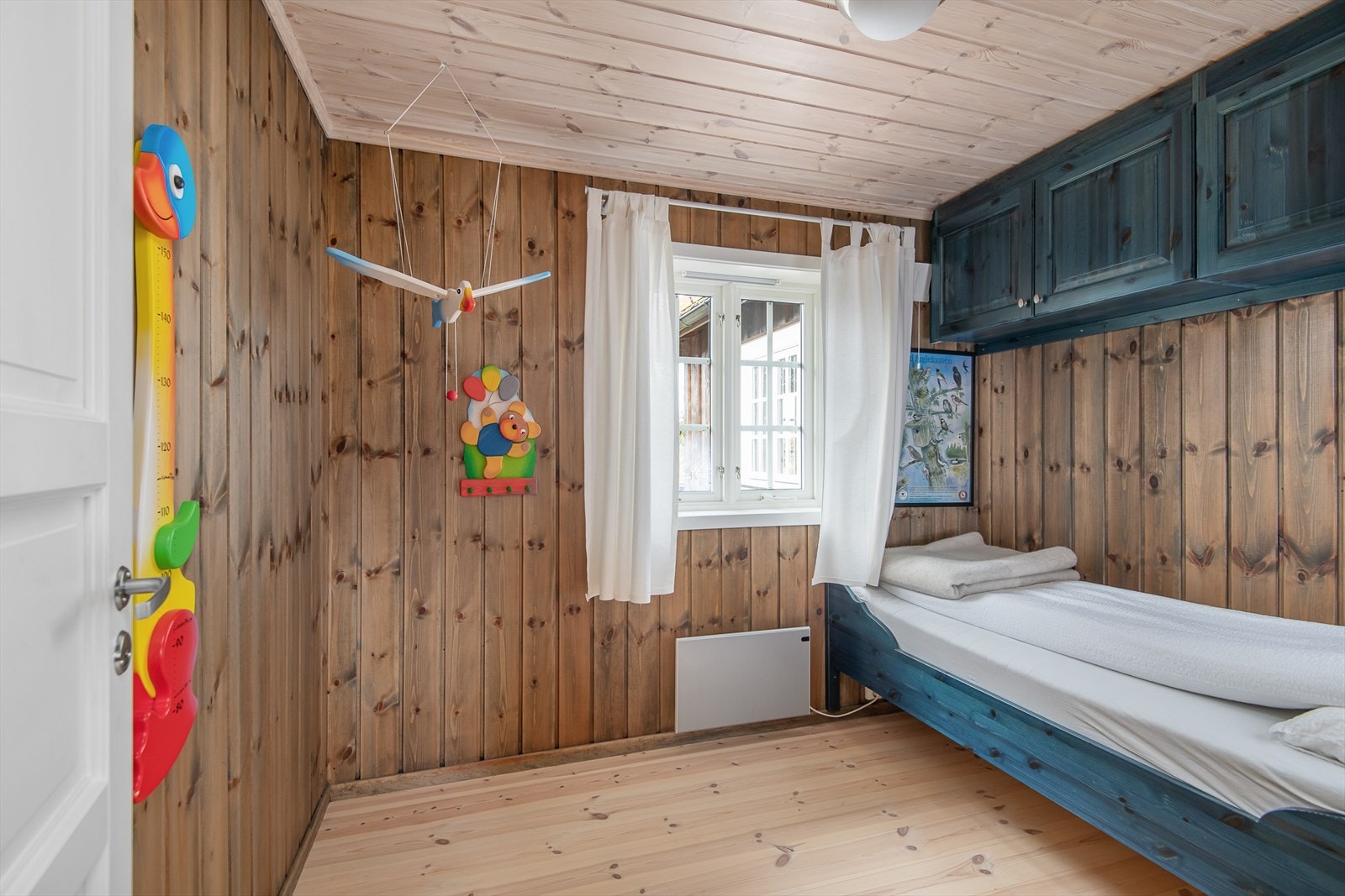 Soverom II med plassbygget innredning Galleribilde