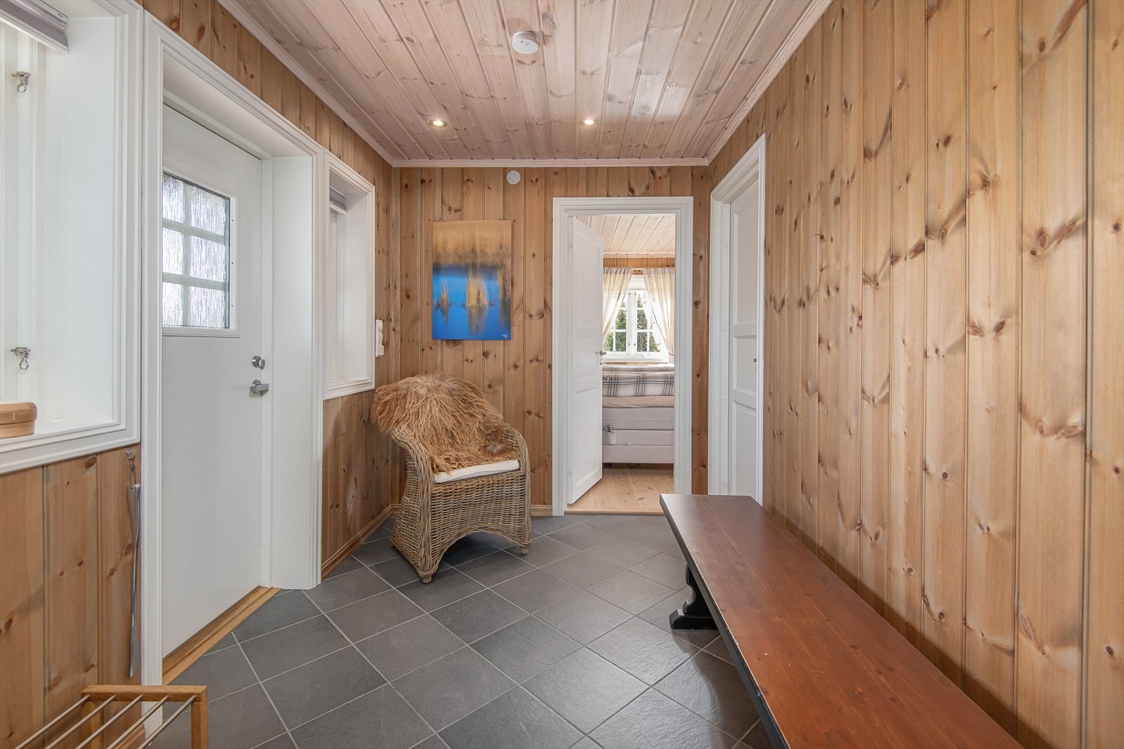 Innbydende og lys gang med flislagt gulv og gulvvarme Galleribilde