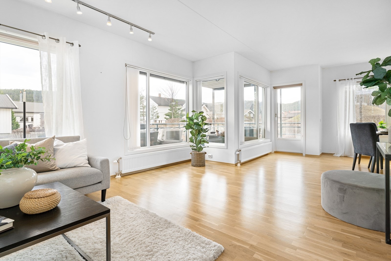 Mulighet til å kunne ha flere sittegrupper / soner med møblering. Galleribilde