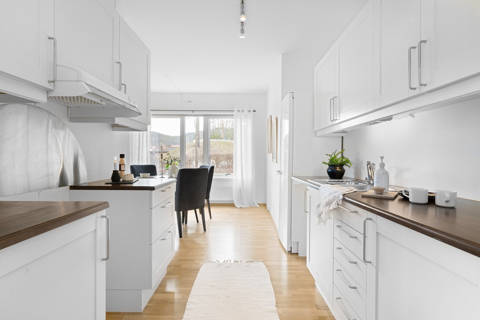 Hvitglatt innredning med laminert benkeplate. Galleribilde