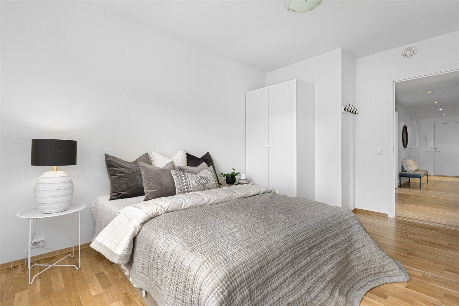 Medfølgende garderobeskap, med plass til dobbeltseng og nattbord. Galleribilde