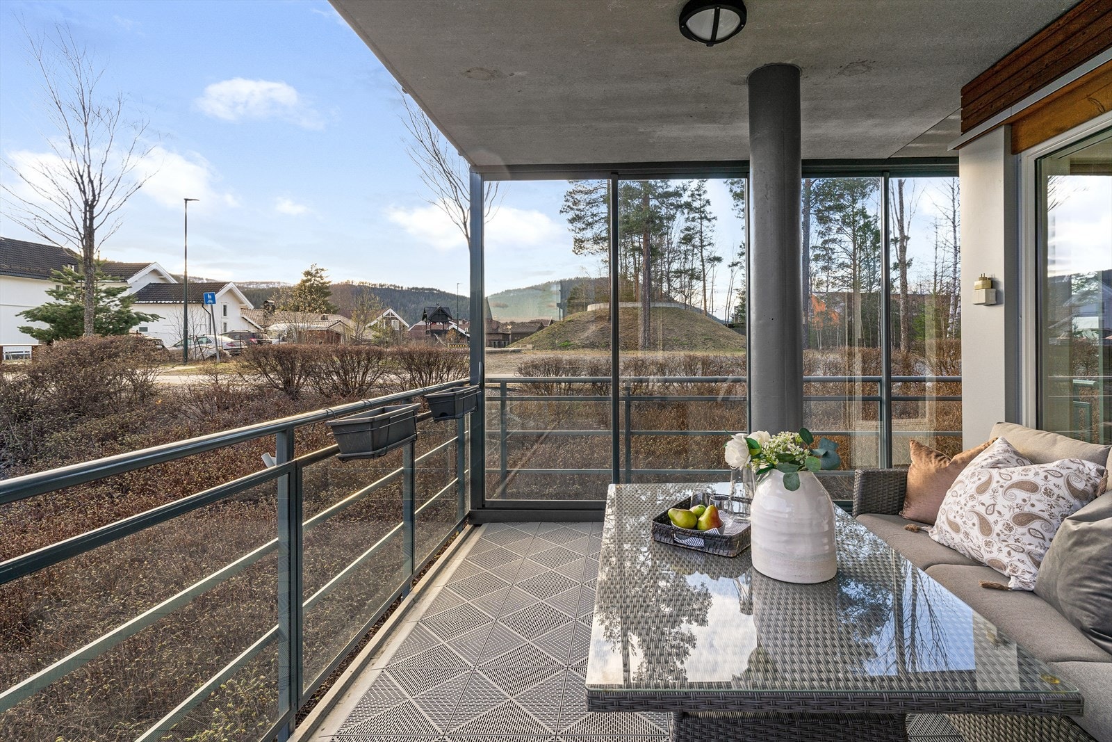 Balkongen er påkostet med innglassing, med glassfelter som kan ''brettes'' og åpnes for utlufting og vindusvask etter behov og ønske. Galleribilde