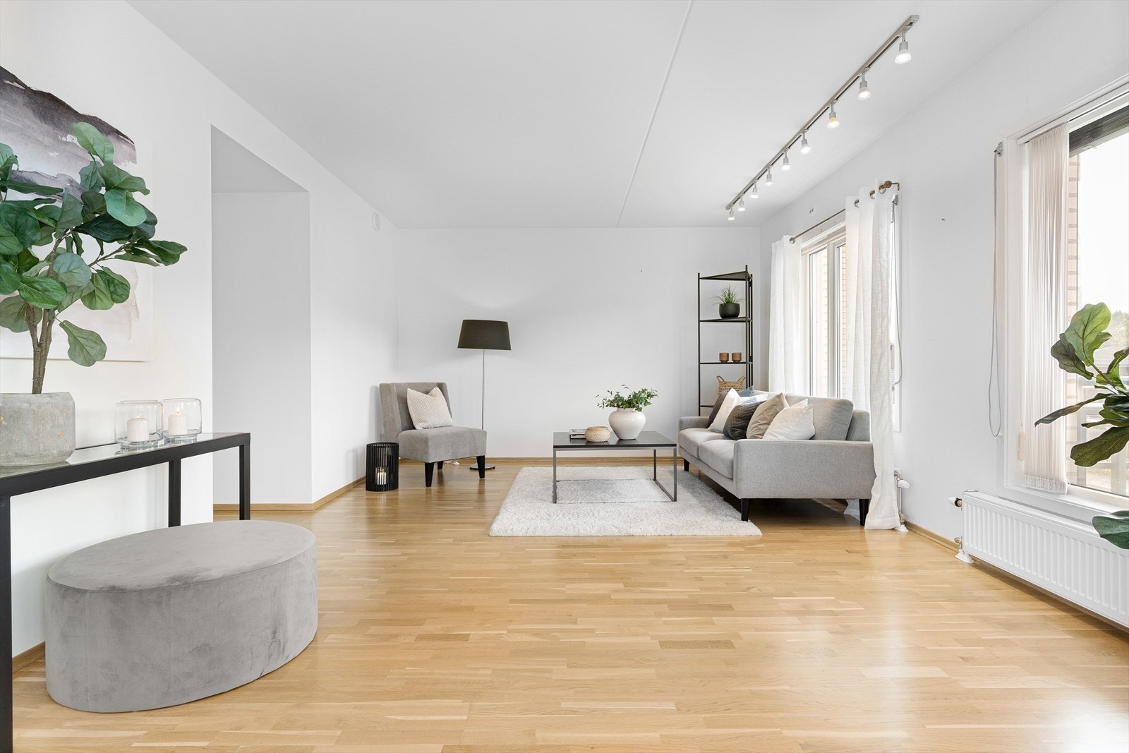 Stuen er åpen og romslig, med gode møbleringsmuligheter. Galleribilde