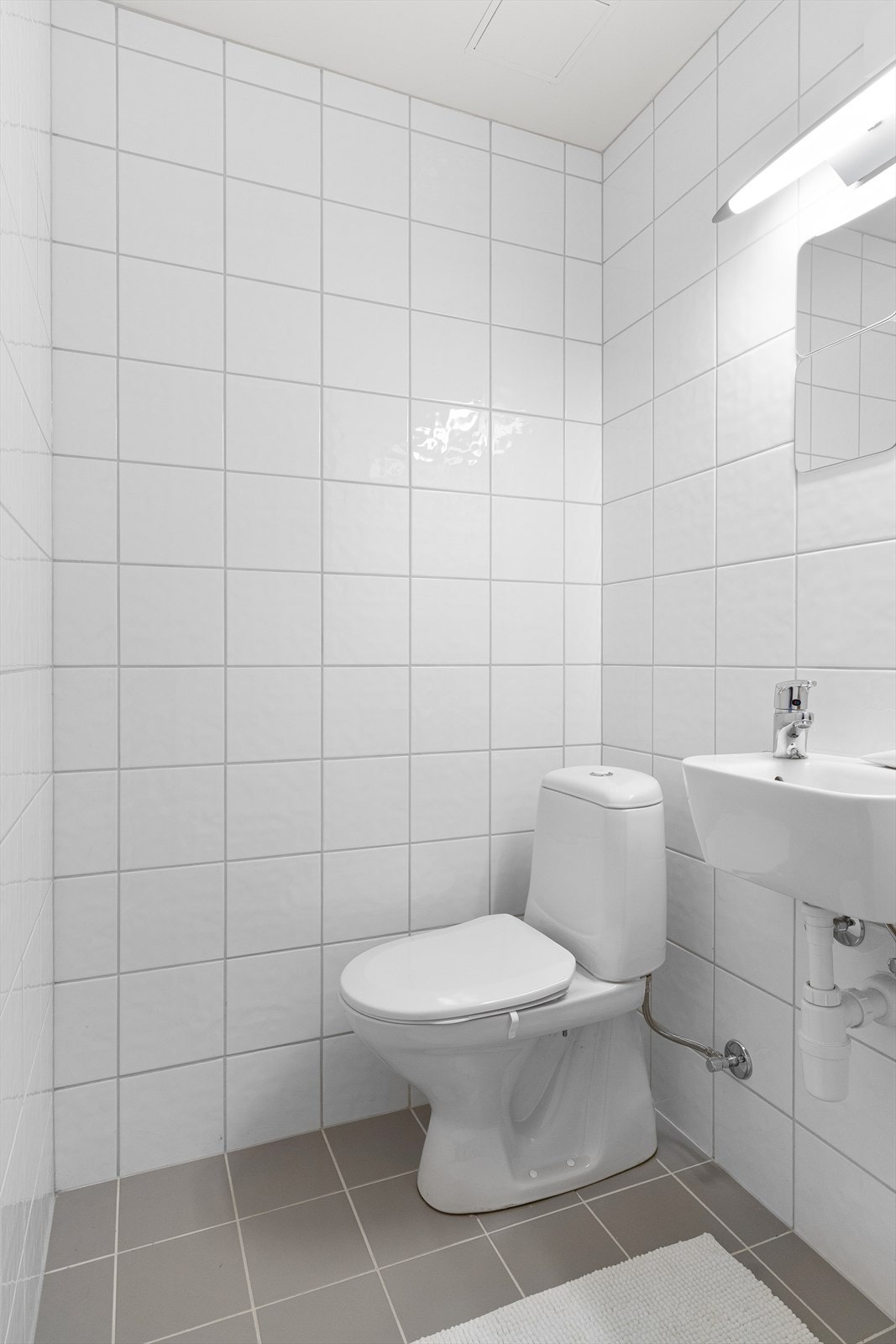 Ekstra toalettrom/WC ligger vegg i vegg med badet. Galleribilde
