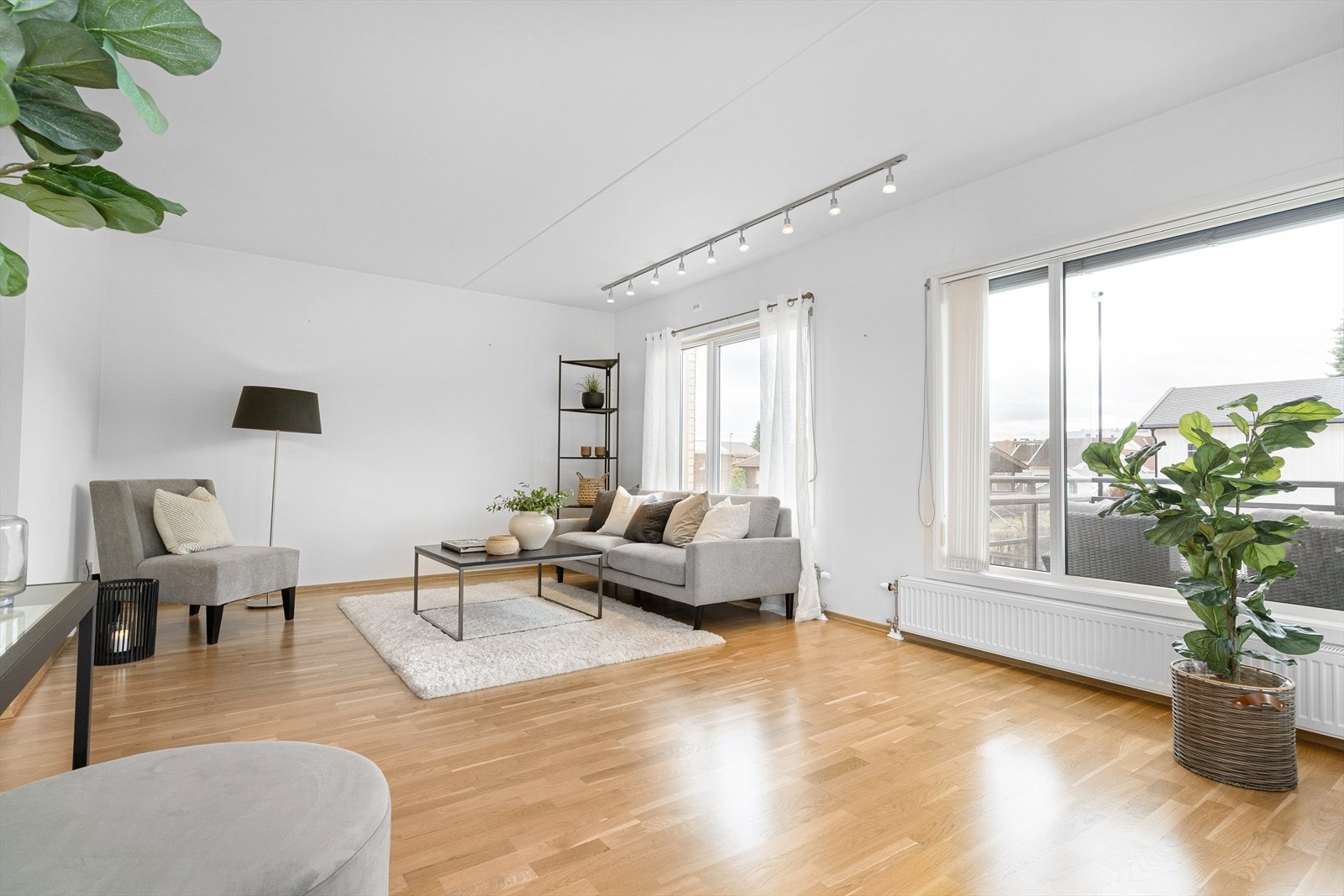 Rommet har lyse og tidløse materialer og farger. Lyst og trivelig, Galleribilde