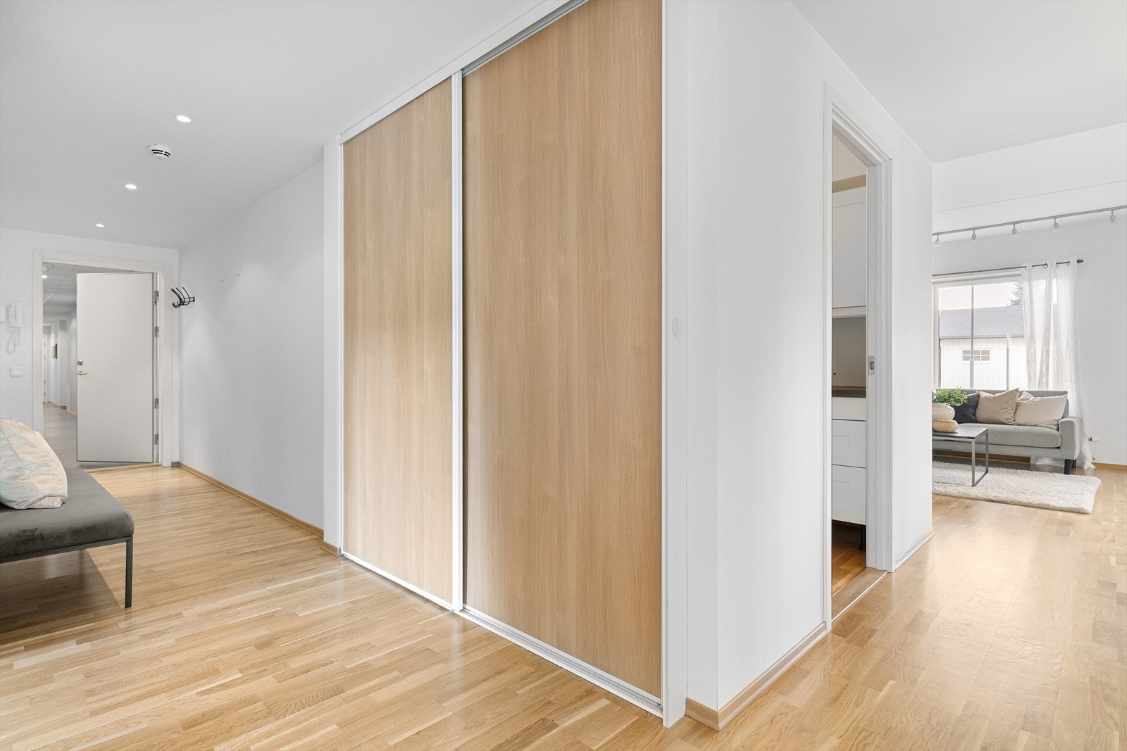Innover i gangen er det en praktisk medfølgende skyvedørsgarderobe. Galleribilde