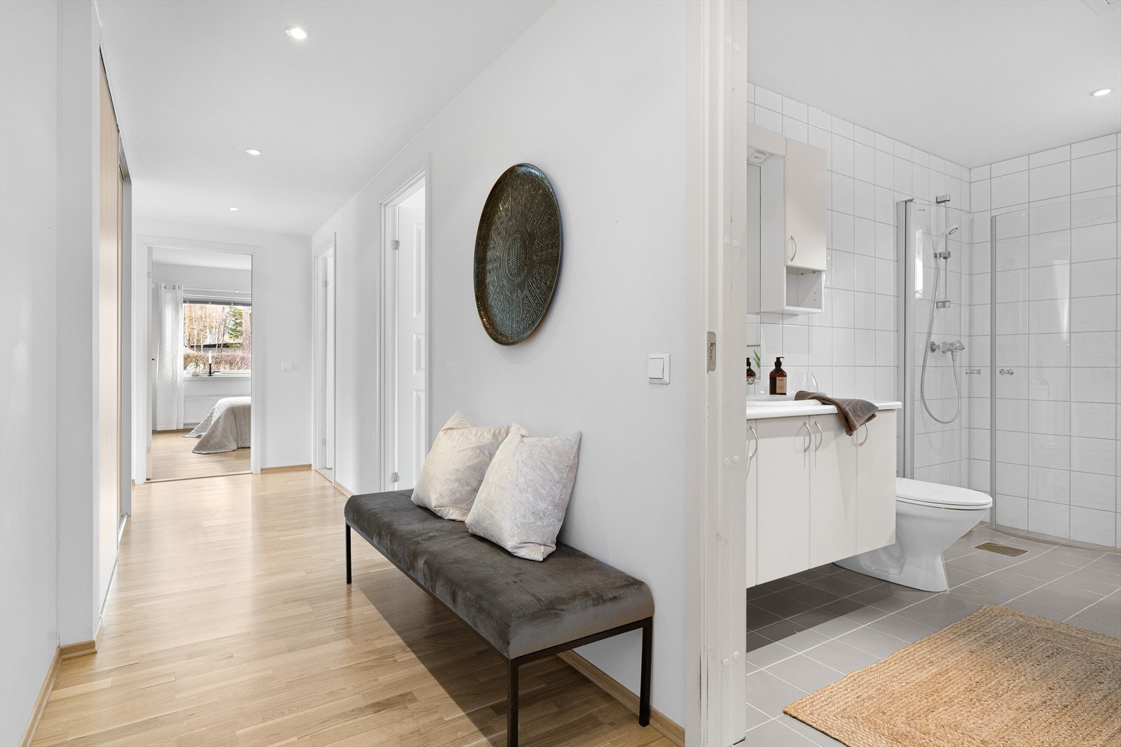 Velkommen inn!
Romslig gang med mye veggplass for knaggrekker, skoskap mv. Galleribilde