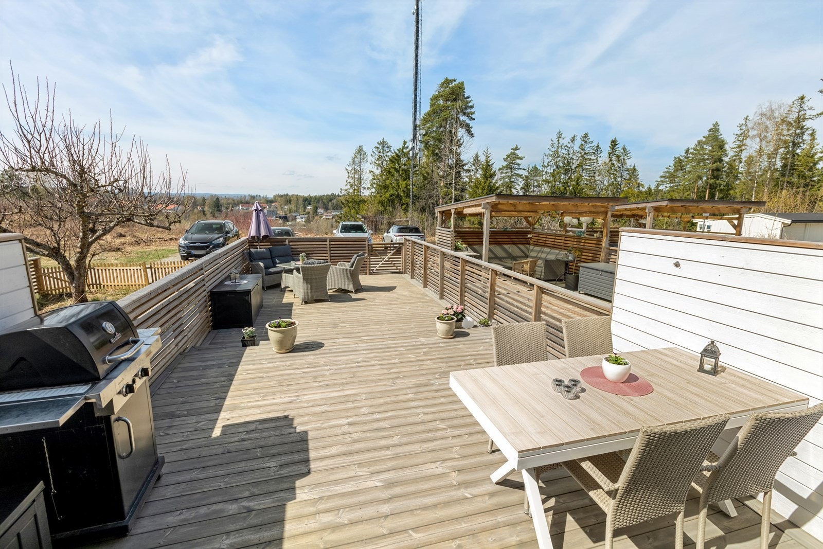 Stor, solrik terrasse på ca. 50 m² Galleribilde