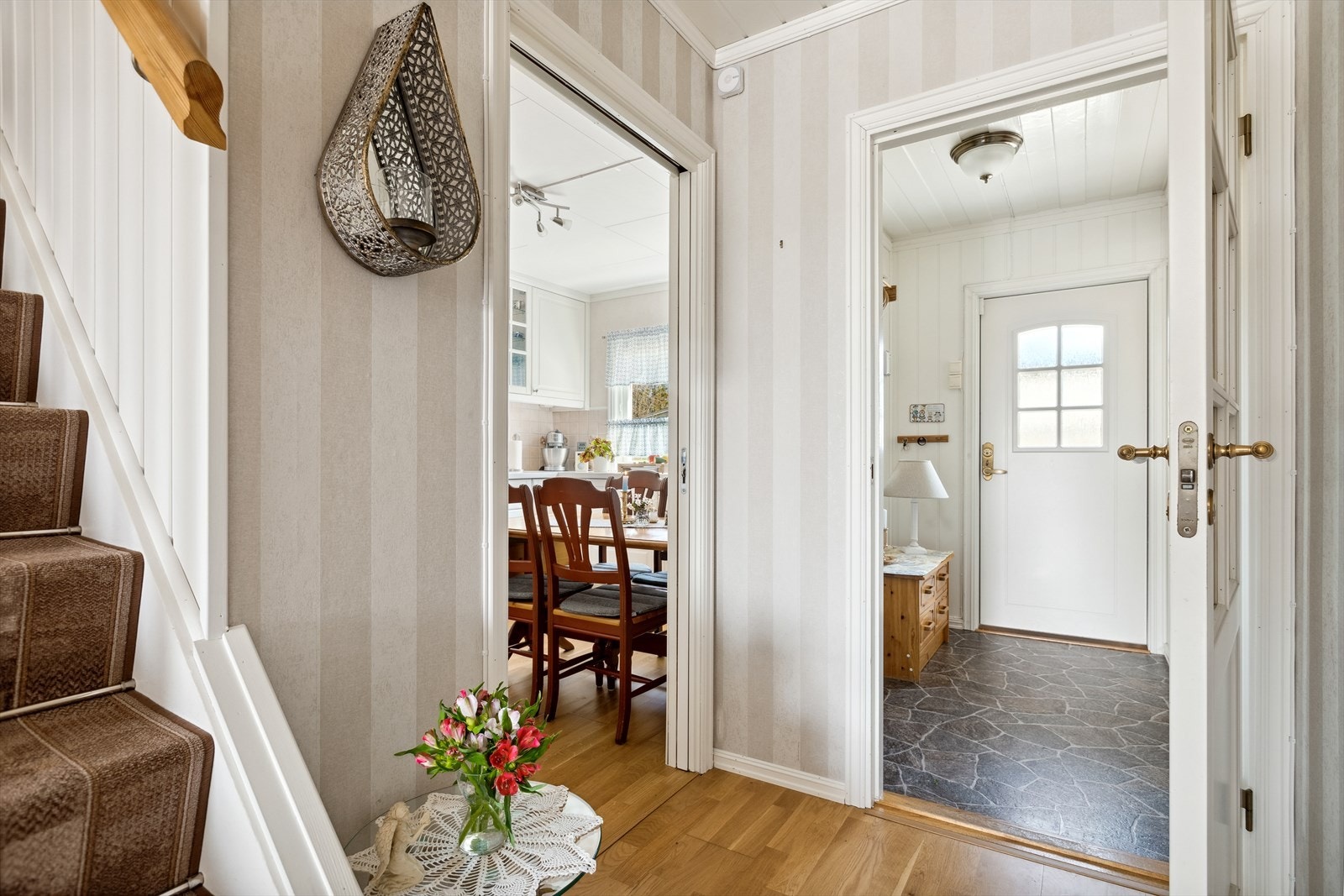 Innbydende entré med plass til oppbevaring av yttertøy og sko Galleribilde