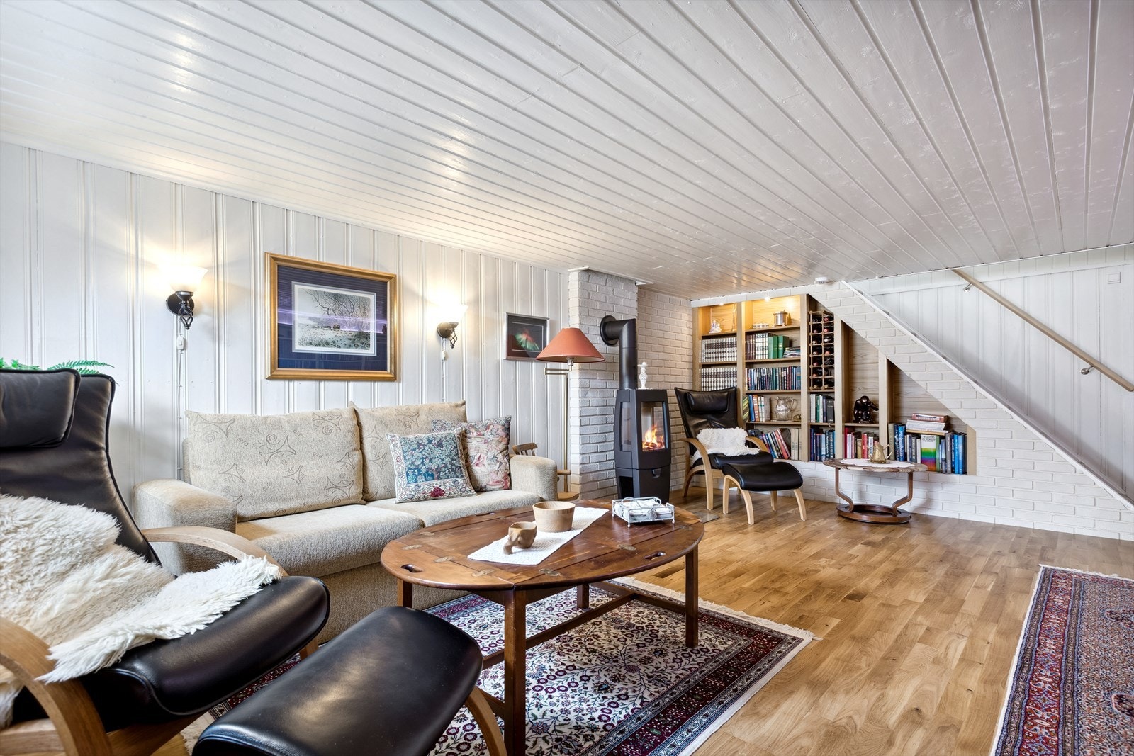 Koselig kjellerstue med peisovn Galleribilde