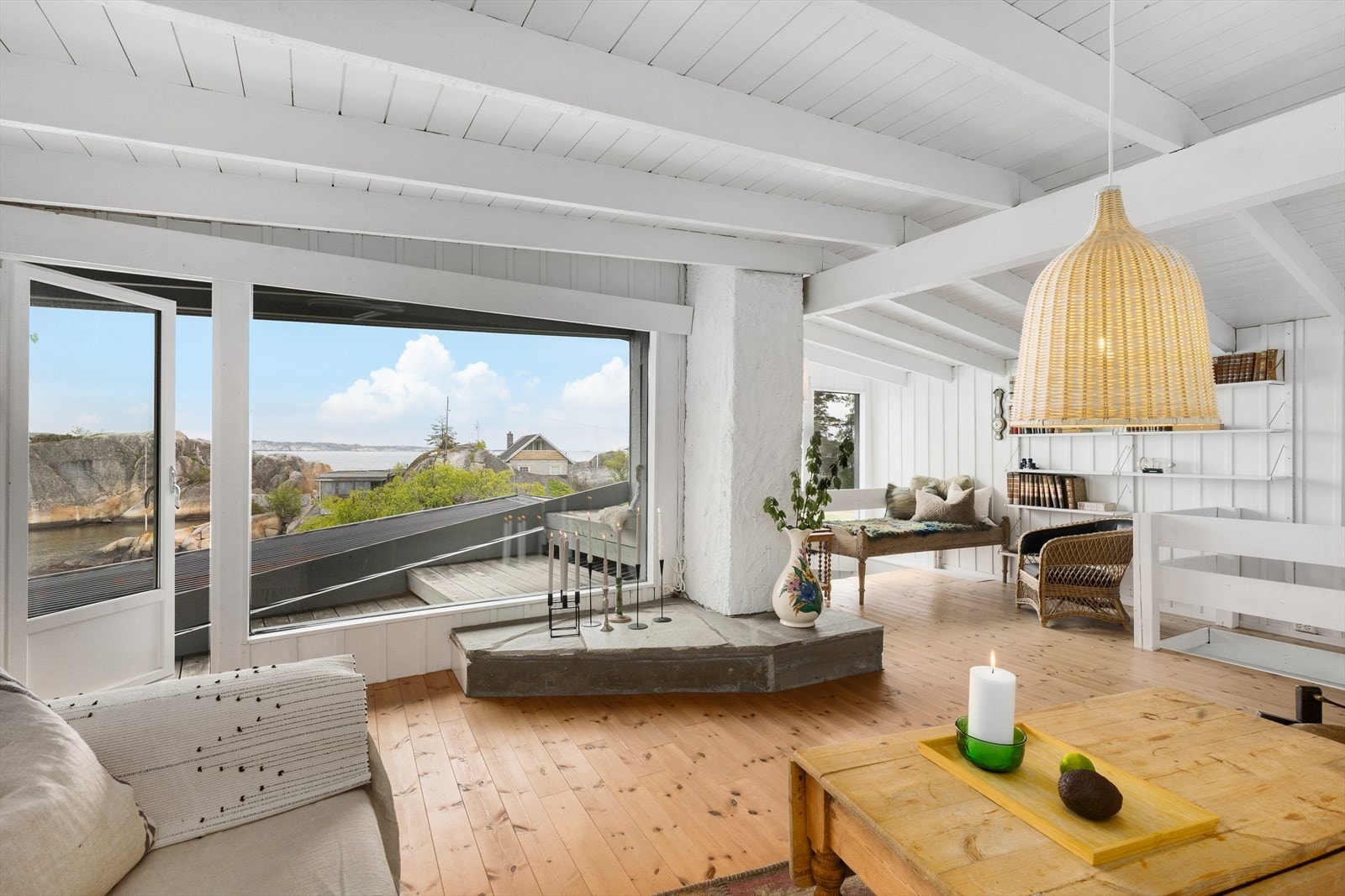 På øverste plan har hytta en stor, herlig loftstue hvor store vindusflater trekker utsikten inn. Galleribilde