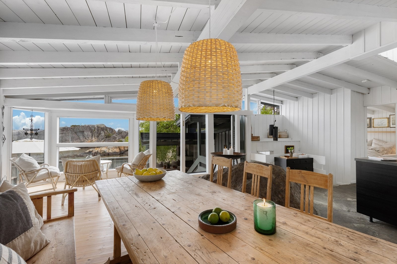 Hovedstuen er romslig med plass til langbord for hyggelige middager. Galleribilde