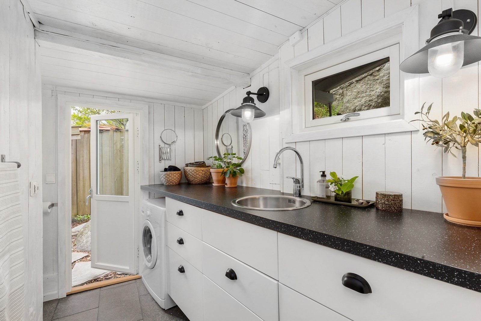 Badet ble oppgradert i 2013 og har toalett, flislagt dusjnisje og opplegg for vaskemaskin. Galleribilde