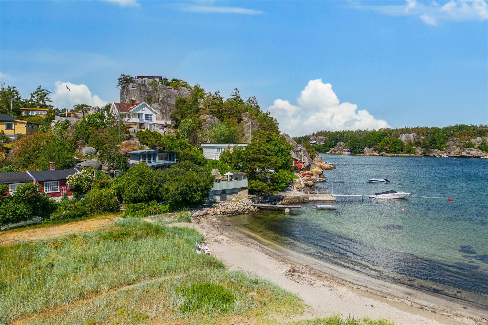 Idylliske omgivelser med umiddelbar nærhet til sjø, strand og brygge. Galleribilde