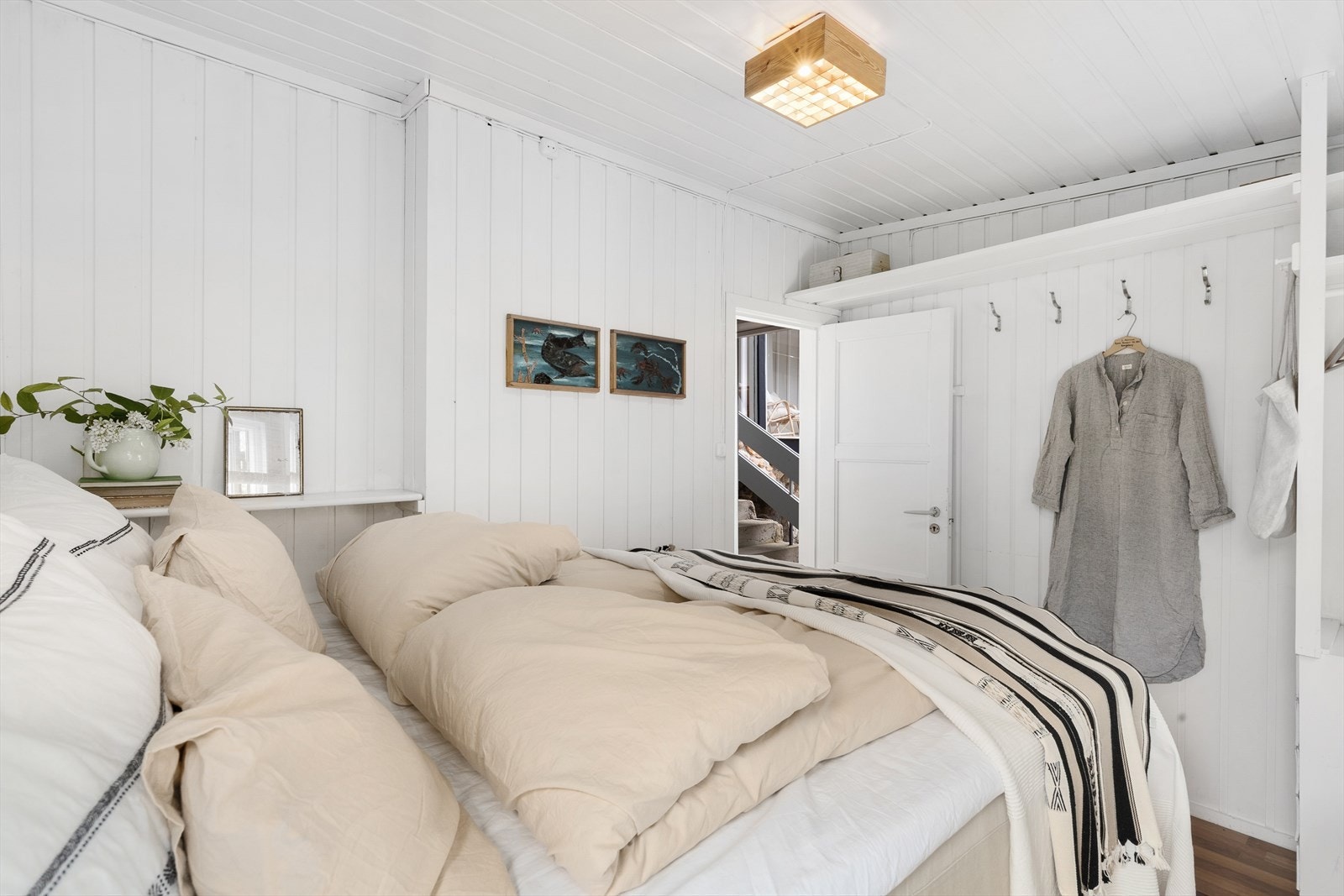 Det ene soverommet har en plassbygd, åpen garderobeløsning i den ene enden av rommet. Galleribilde