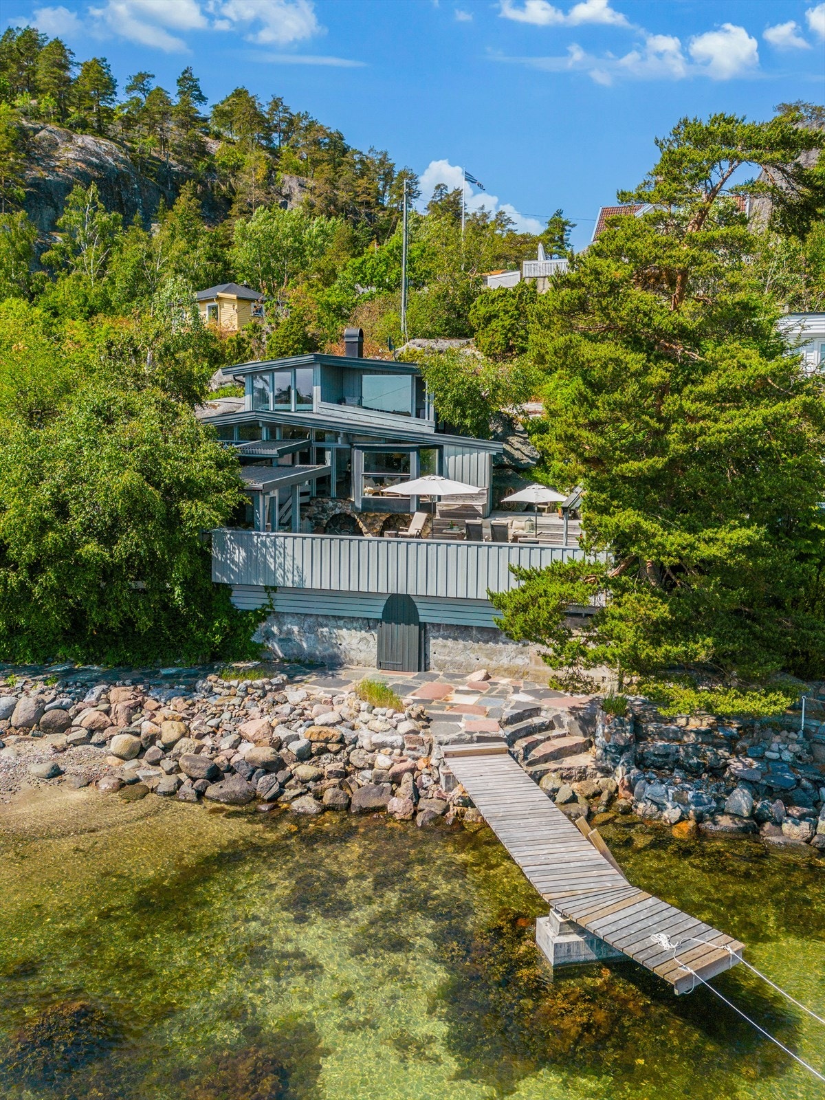 Eiendommen ligger svært idyllisk til med strandlinje rett nedenfor hytta og egen brygge. Galleribilde