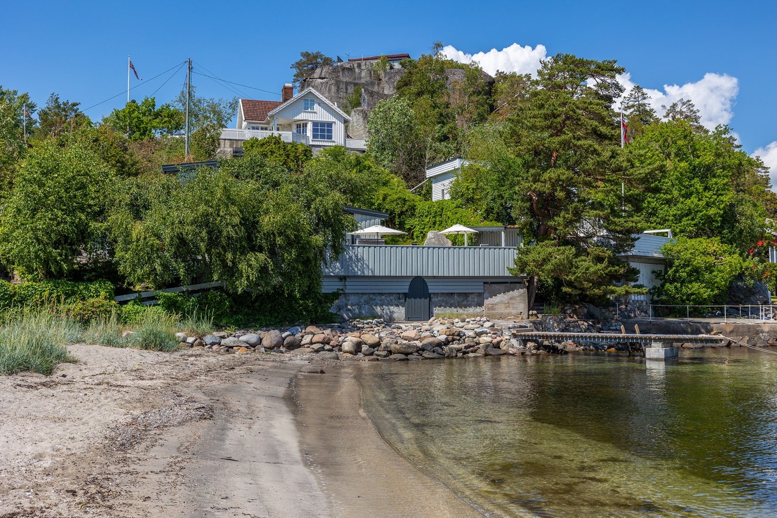 Hytta har adkomst via privat vei og det er bilvei helt frem. Galleribilde