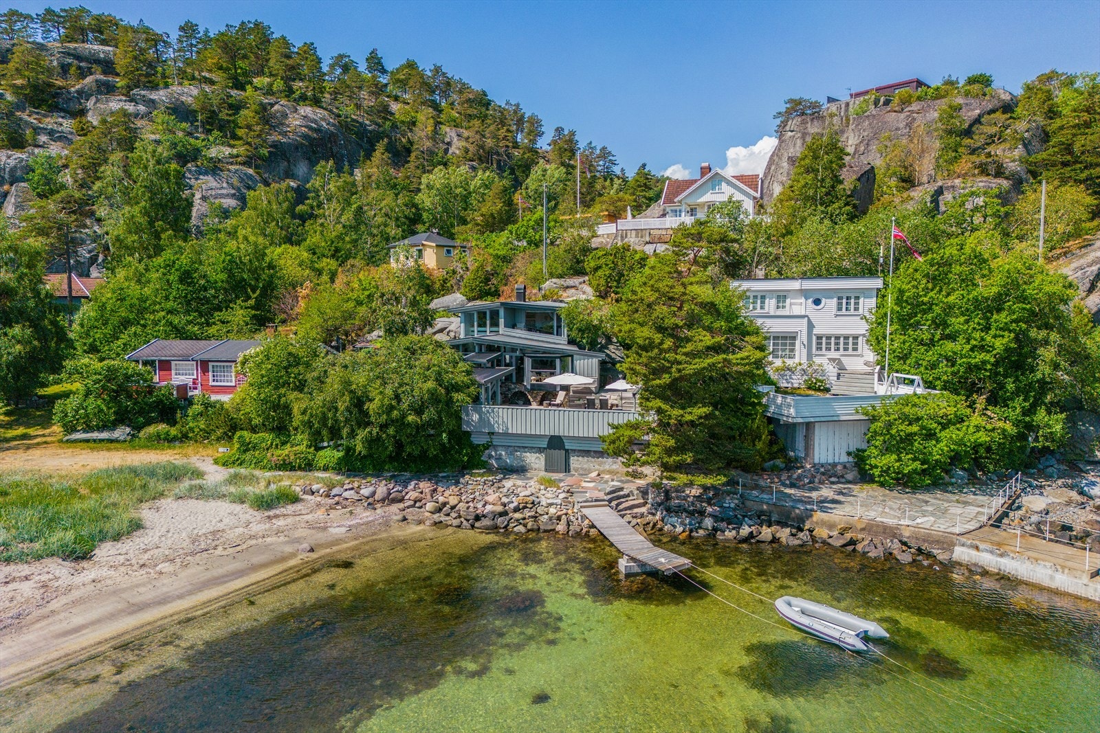 Nedenfor hytta ligger en deilig sandstrand. Her kan du enkelt starte sommerdagen med et bad! Galleribilde