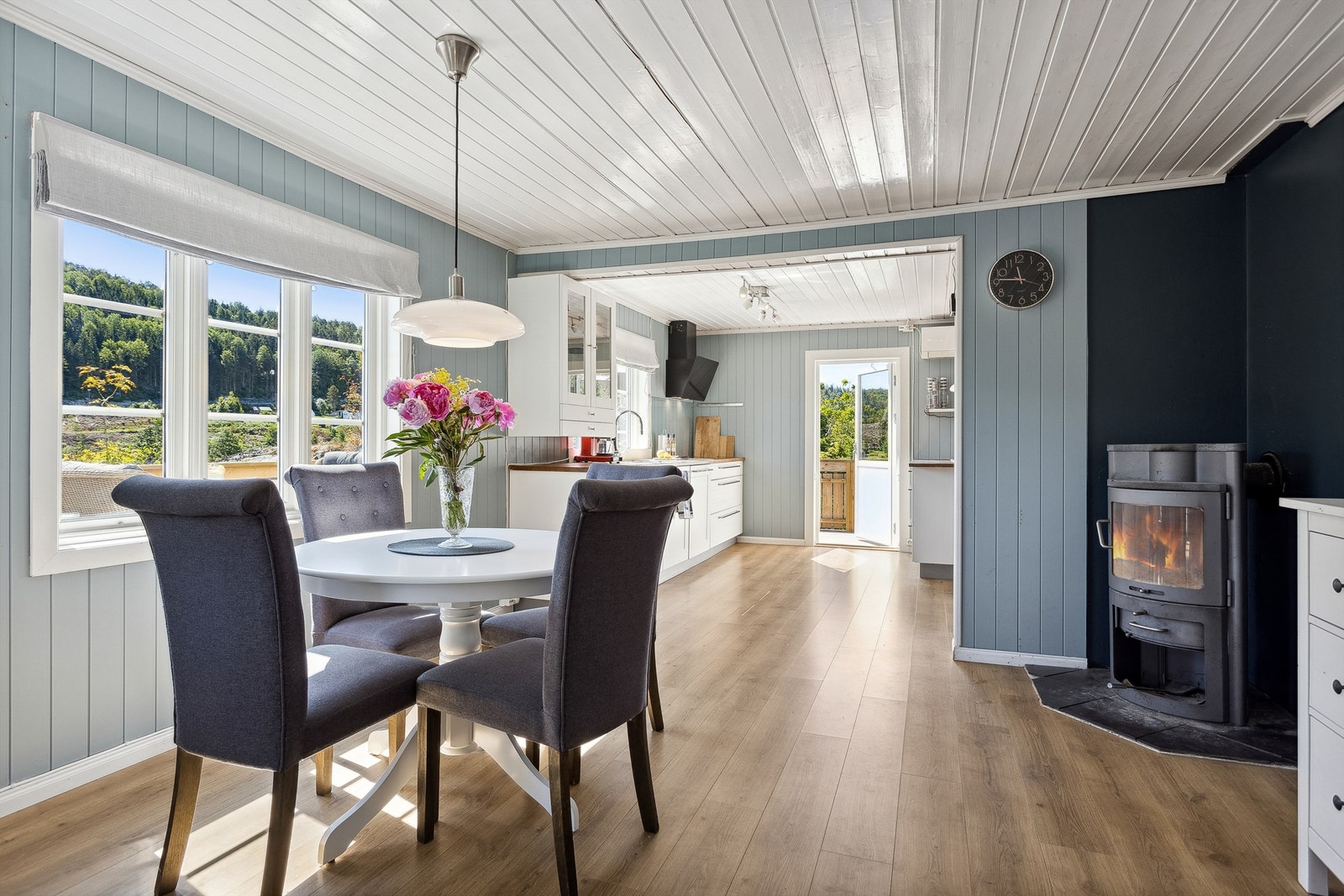 Fra stuen og mot kjøkkenet som har utgang til veranda Galleribilde