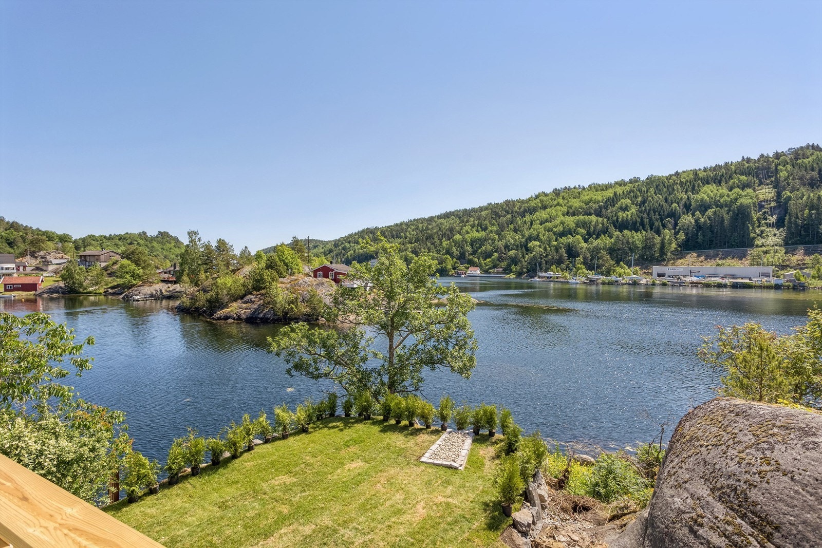 Nydelig utsikt mot fjorden fra verandaen Galleribilde