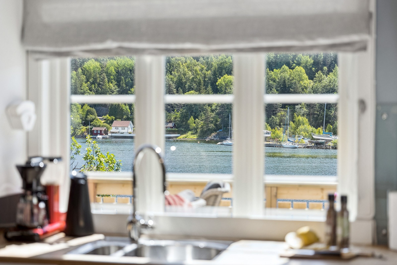 Fin utsikt fra kjøkkenvinduet Galleribilde