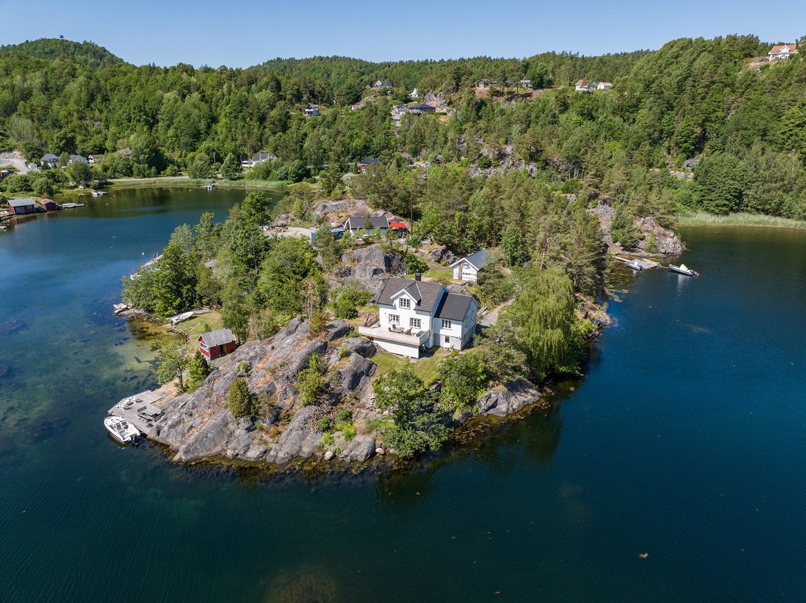 Velkommen til Lagveien 514 -En flott strandeiendom med usjenert beliggenhet Galleribilde