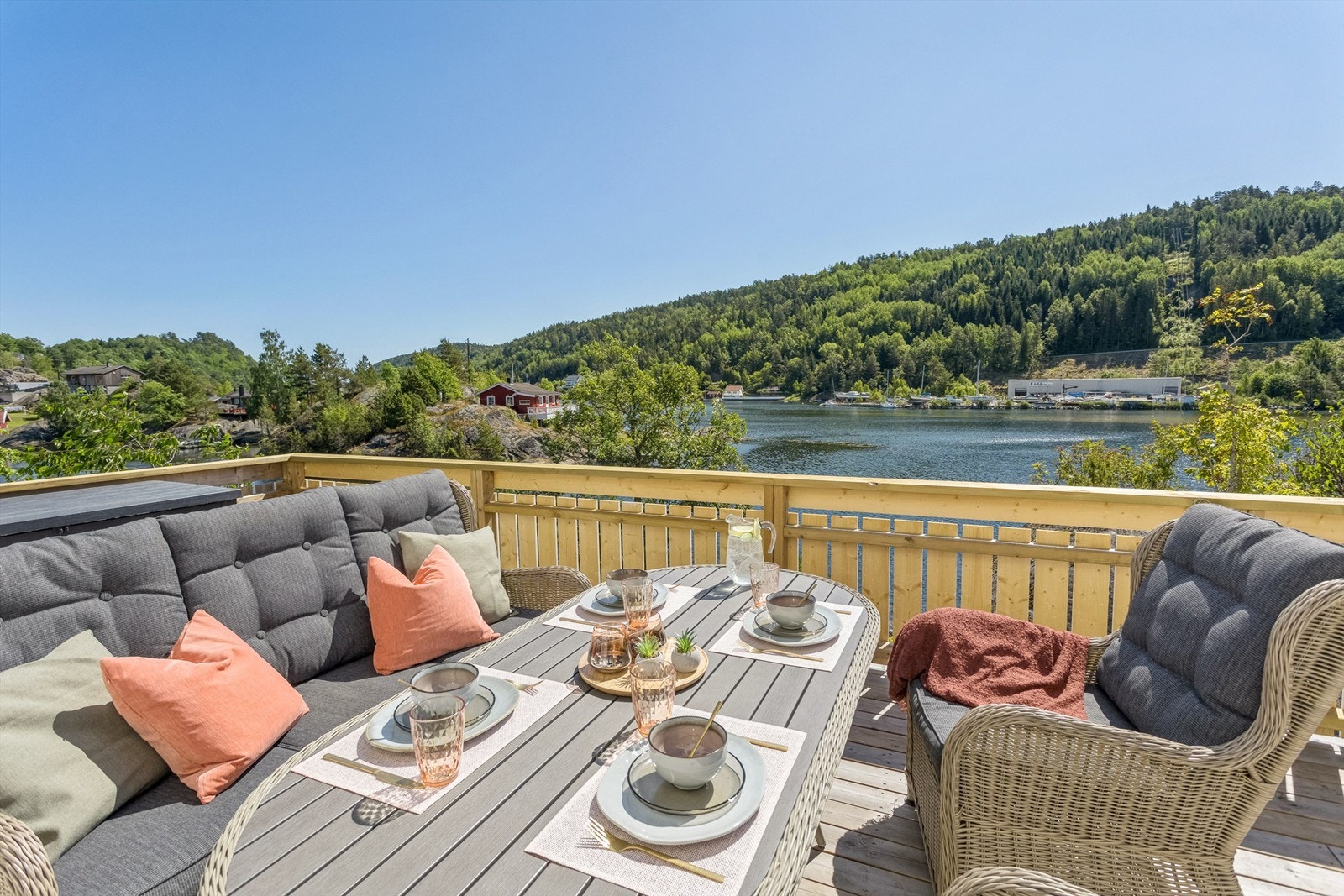 Nyere stor veranda med gode solforhold og flott utsikt Galleribilde