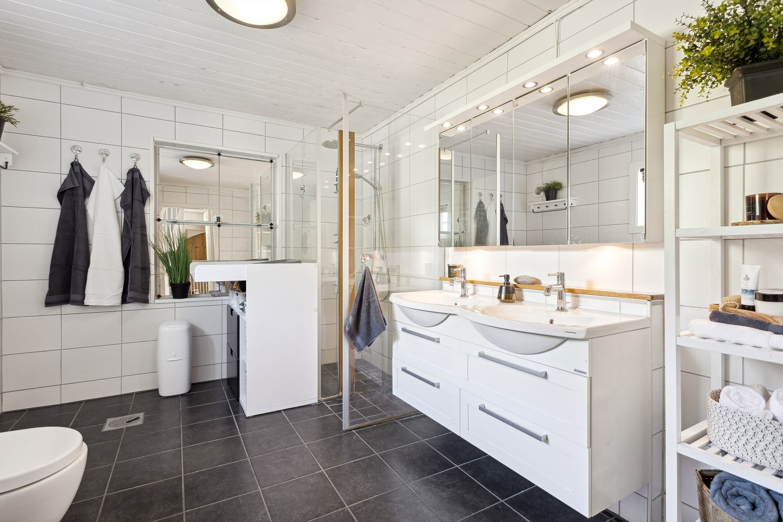 Romslig flislagt bad Galleribilde