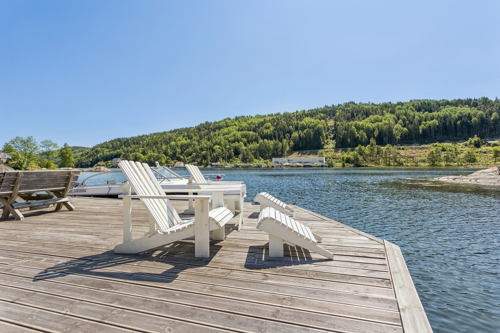 Egen brygge med gode solforhold Galleribilde