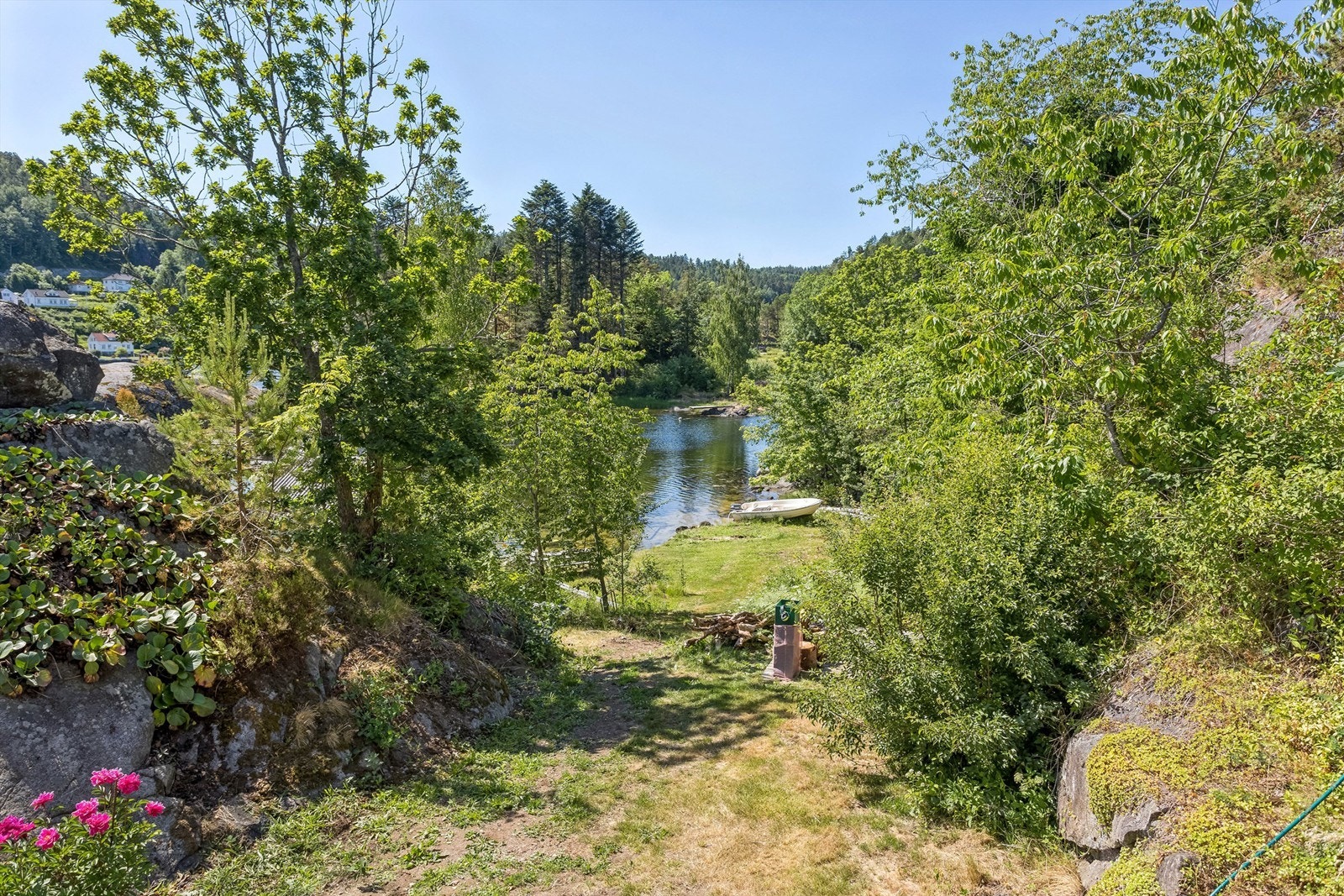 Idyllisk beliggende i naturskjønne omgivelser Galleribilde