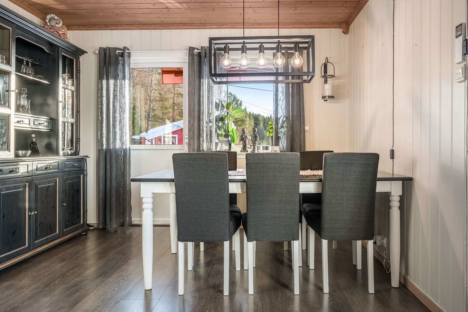 Fra spisestua er det direkte utgang til terrassen som er delvis takoverbygget. Galleribilde