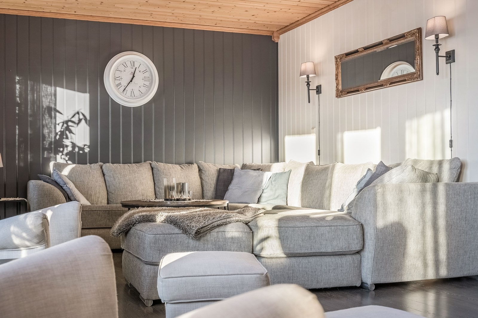 Lys og innbydende stue med god plass til både salonggruppe, spisestue og annet møblement Galleribilde