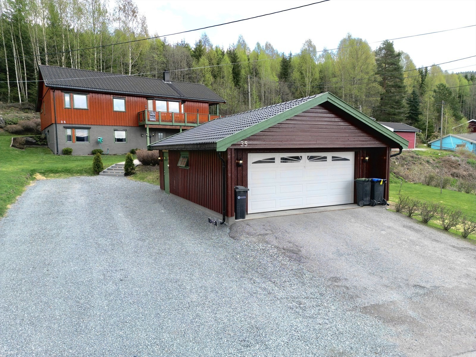 Dobbelgarasjen er isolert og innvendig kledd med MDF plater. Garasjen har også godt med opbevaringsmuligheter. Galleribilde