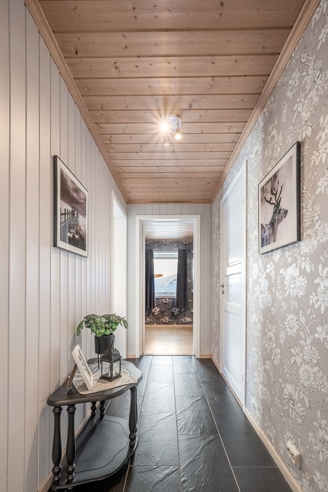Underetasjen består av entre, stue, 3 soverom, vaskerom, bad og en bod. Galleribilde