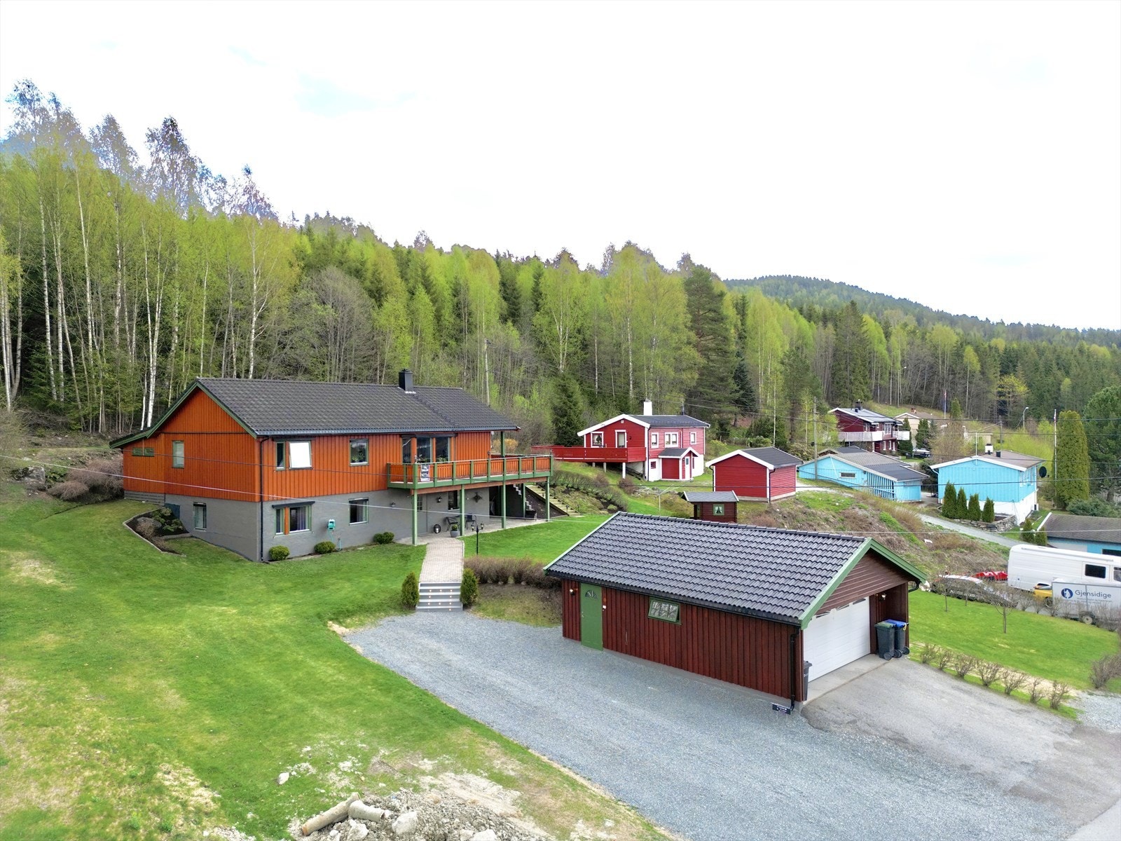 Tomten er på 1 400,6 m2 og er fordelt på flere nivåer. Galleribilde