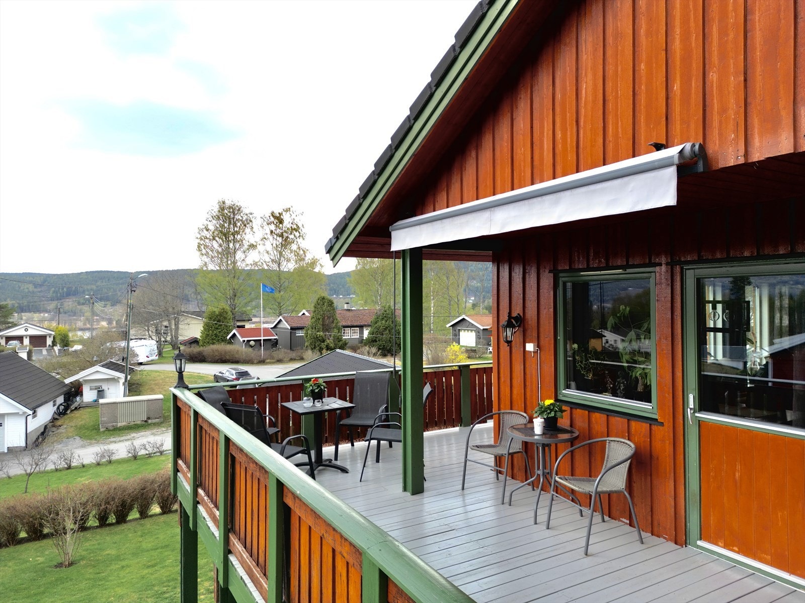 Den solrike terrassen har flere soner hvor man enkelt kan flytte seg etter solen! Galleribilde