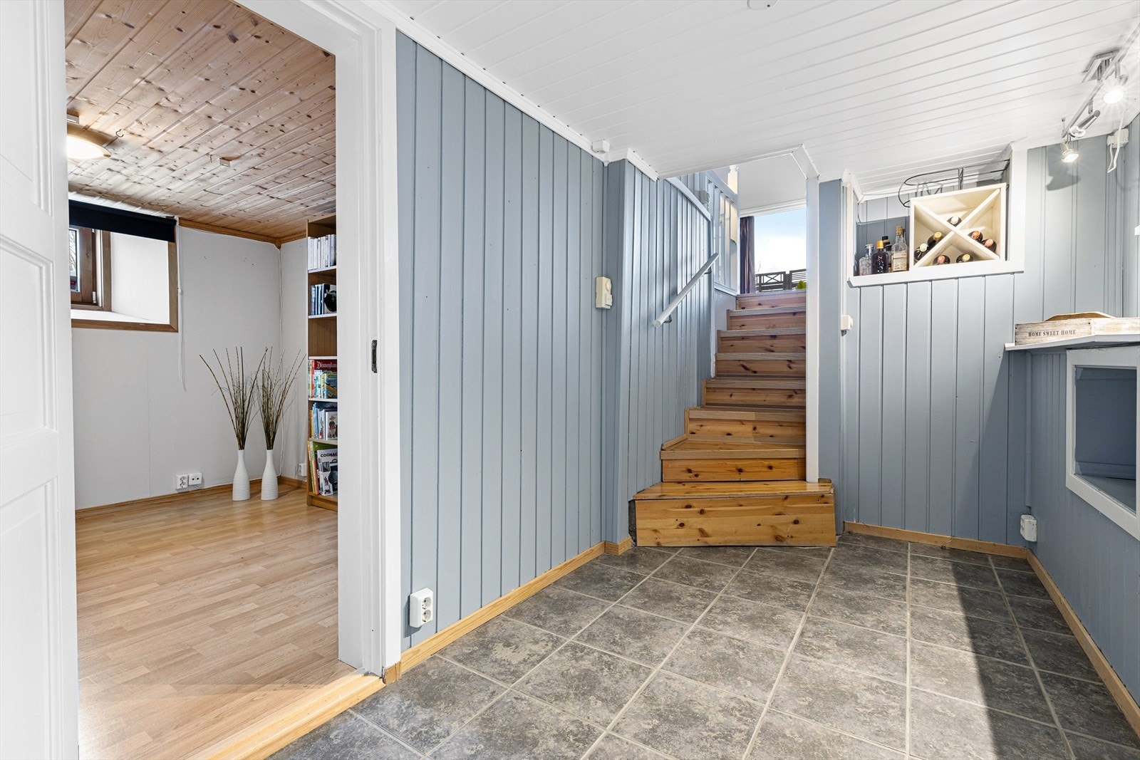 Gang i u.etg. med fliser på gulv. Galleribilde