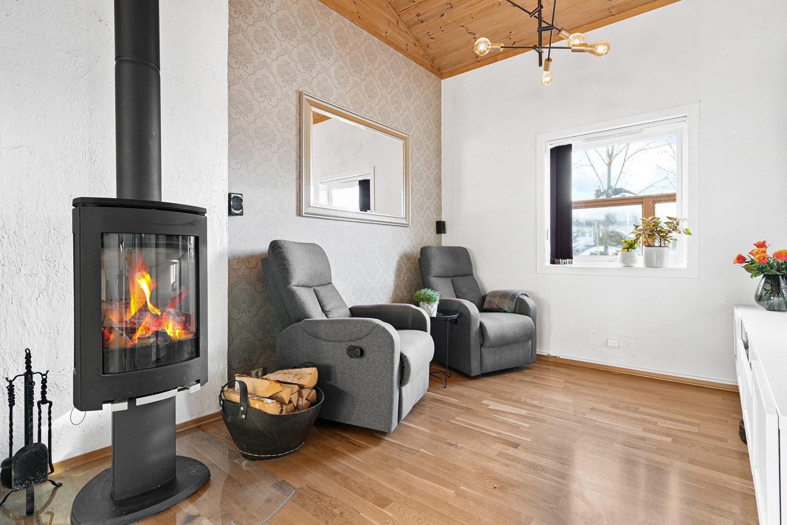 Peisen sørger for en hyggelig atmosfære samtidig som den varmer godt i de kalde vinterdagene! Galleribilde