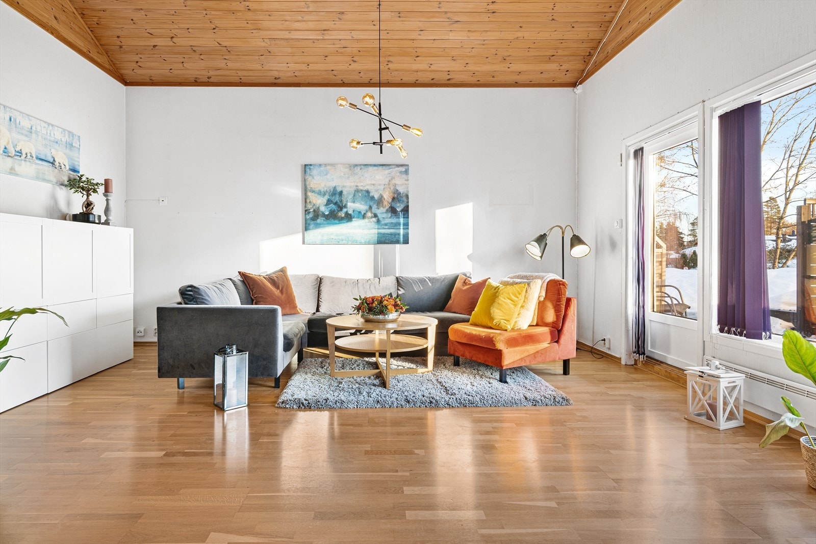 Stor og luftig stue med særdeles god takhøyde. Galleribilde