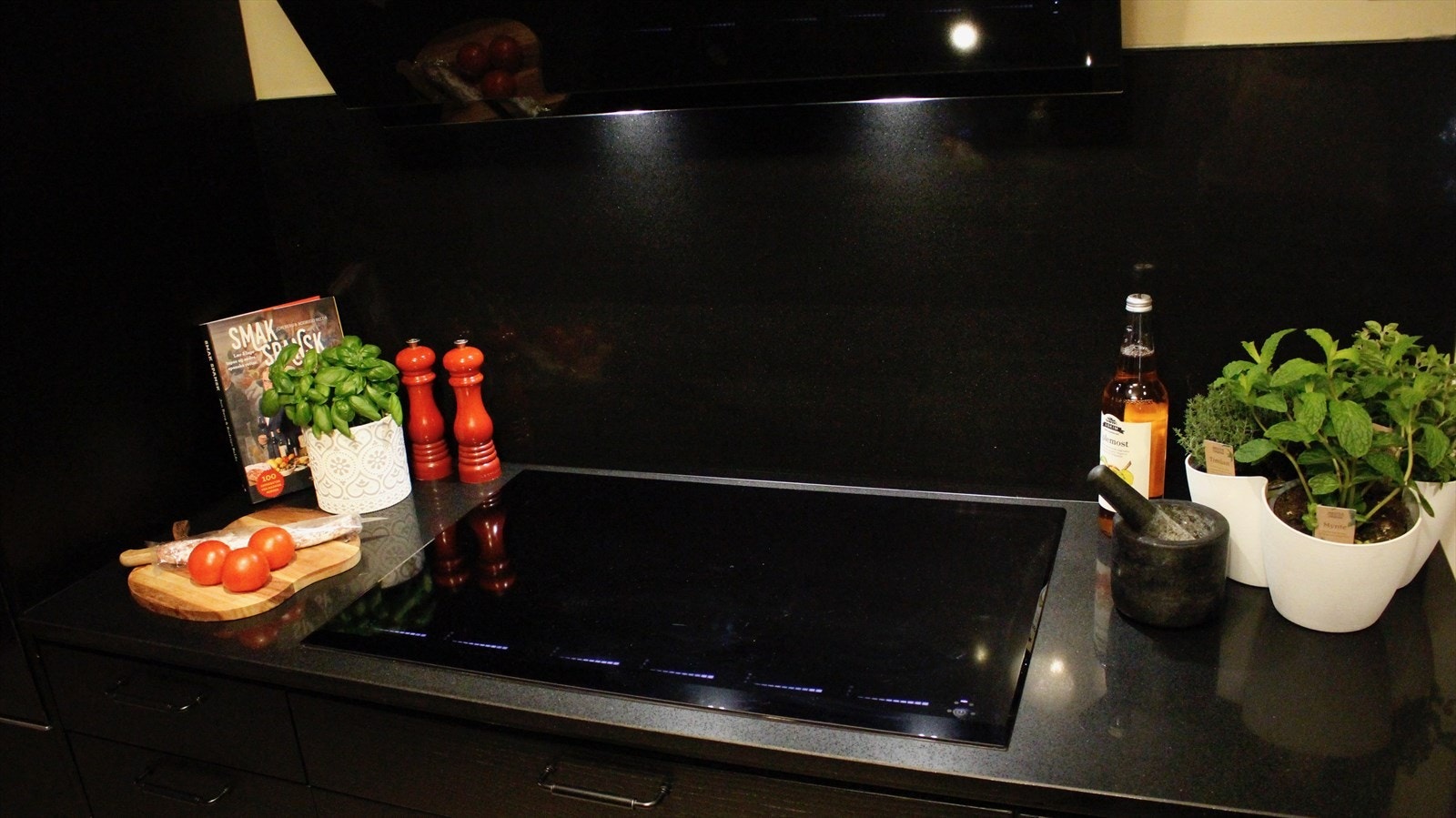 Platetopp med 6 stekesoner og kraftig avtrekksvifte Galleribilde