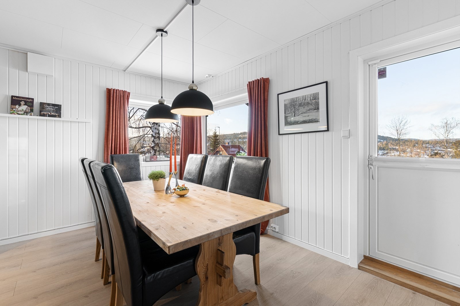 Romslig og lys spisestue i tilknytning til kjøkkenet Galleribilde
