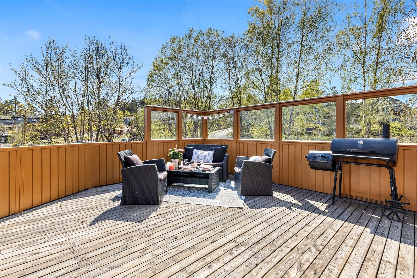 Solrik terrasse med god plass til utemøbler og grill Galleribilde