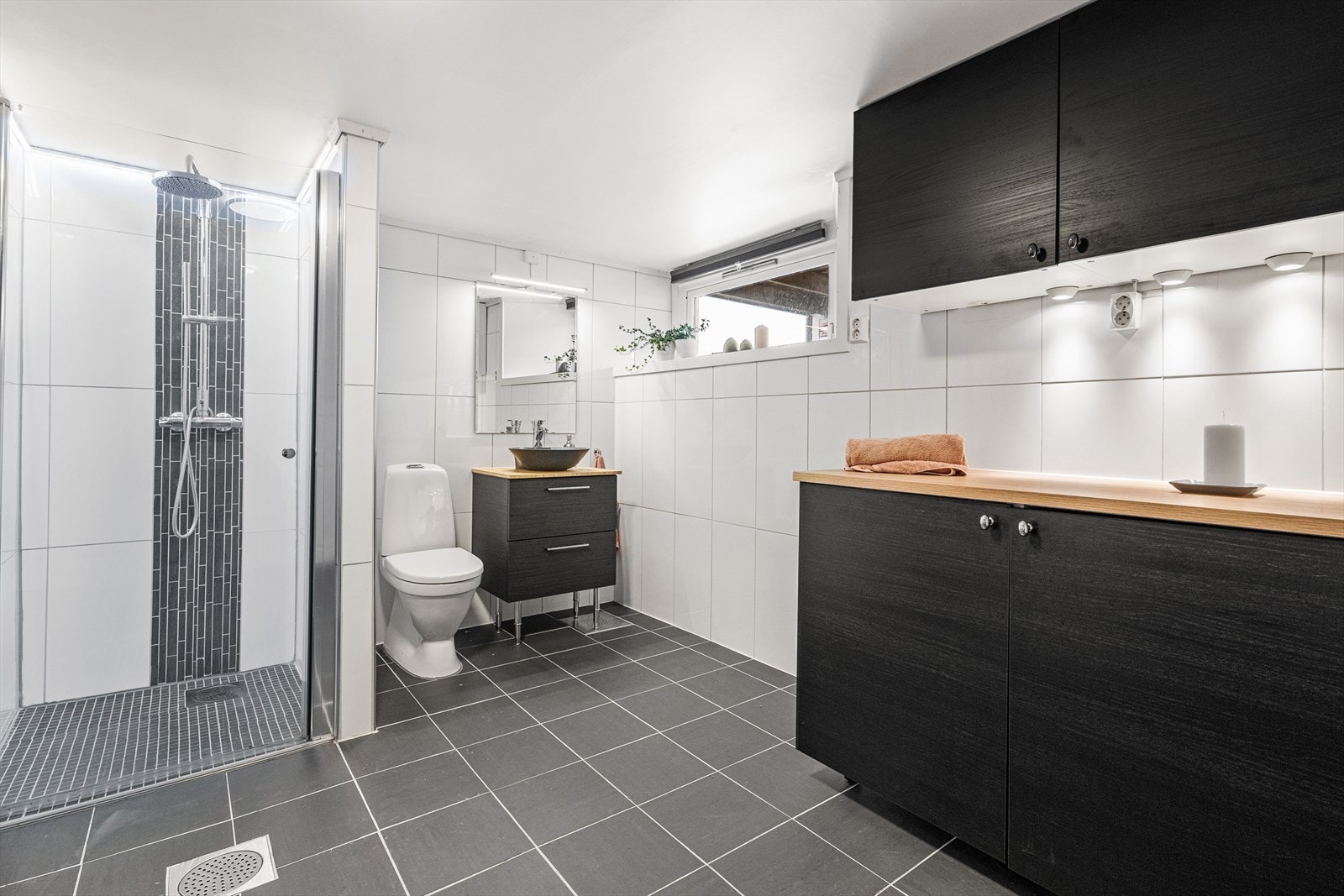 Romslig dusjnisje, videre er det opplegg for vaskemaskin. Galleribilde