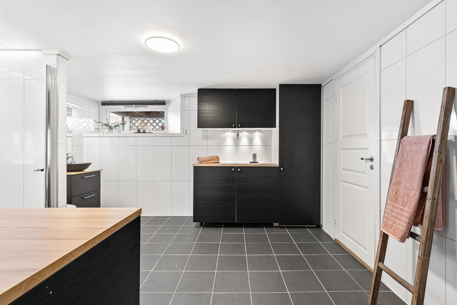 Pent bad i u.etg. Renovert i 2018 med nye fliser, varmekabler og innredning. Galleribilde