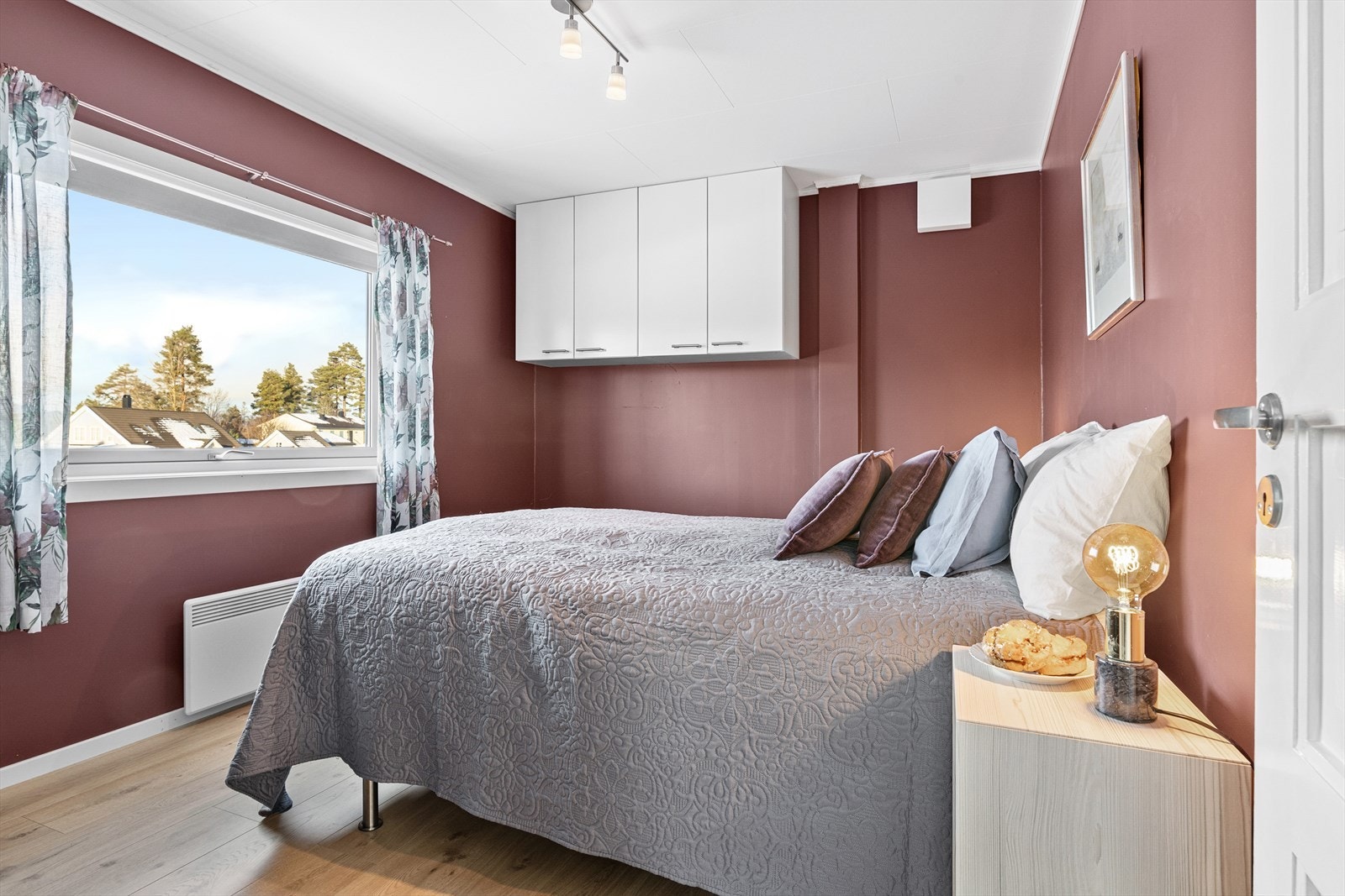 Innbydende og lyst soverom 1 av 3 i 1.etg. Veggen med vindu på er ekstra støyisolert. Galleribilde