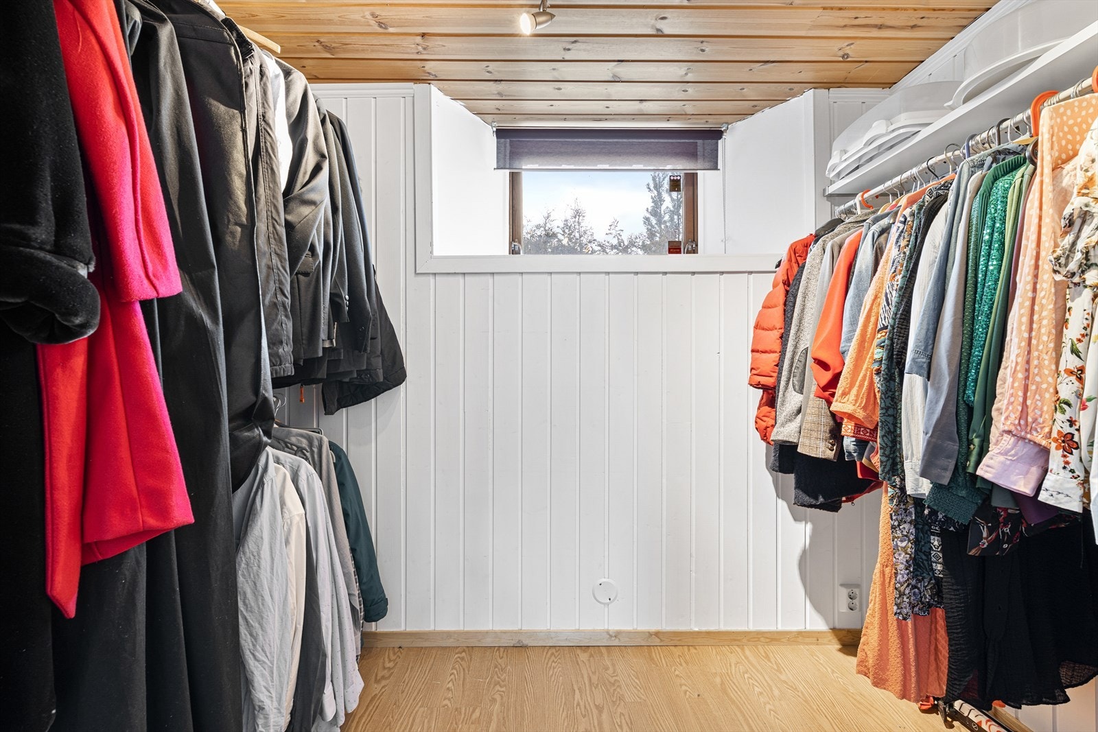 1 av 2 boder i kjeller, benyttet i dag som walk-in closet. Galleribilde