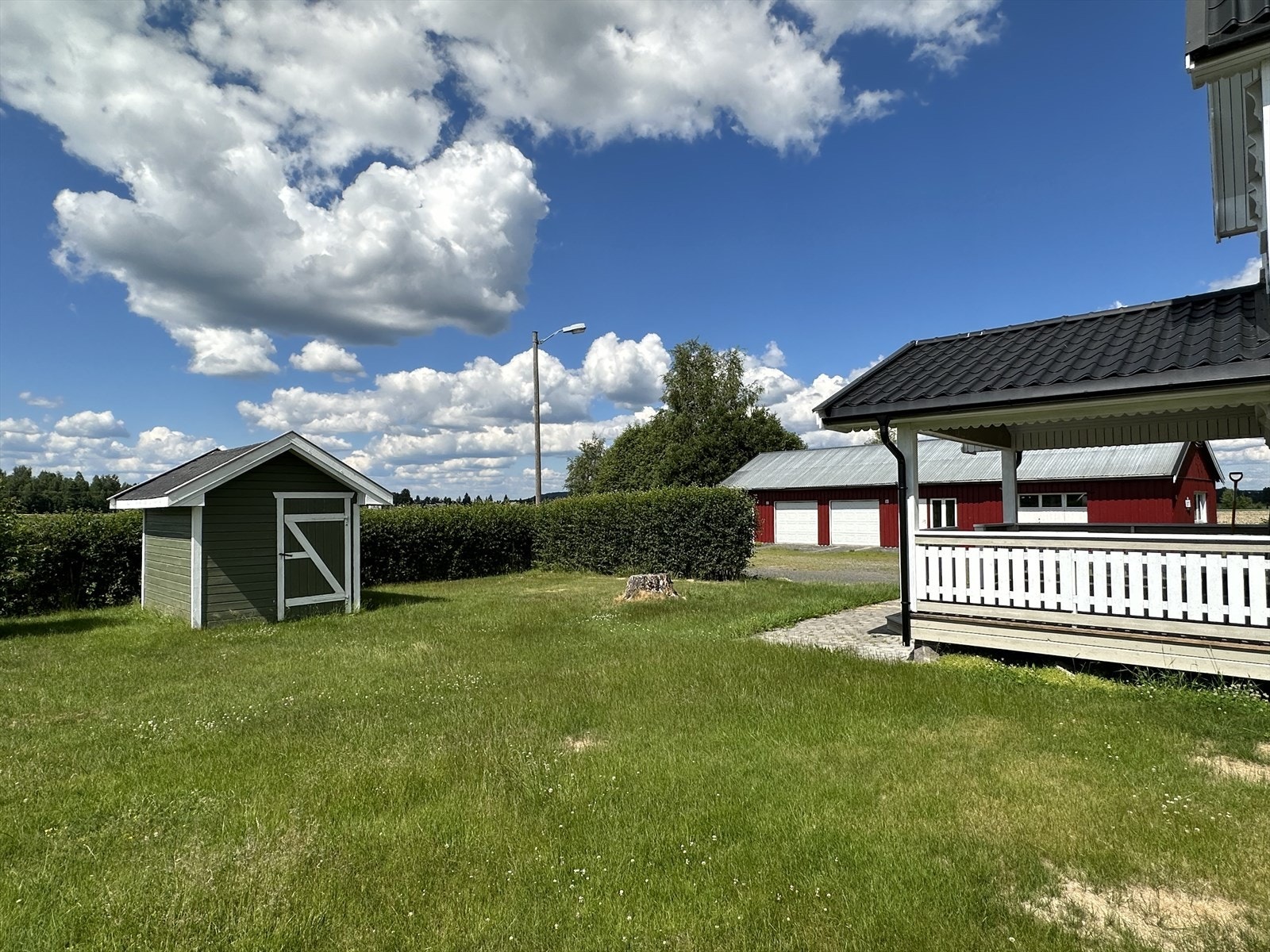 Hage med frittstående hagebod. Galleribilde