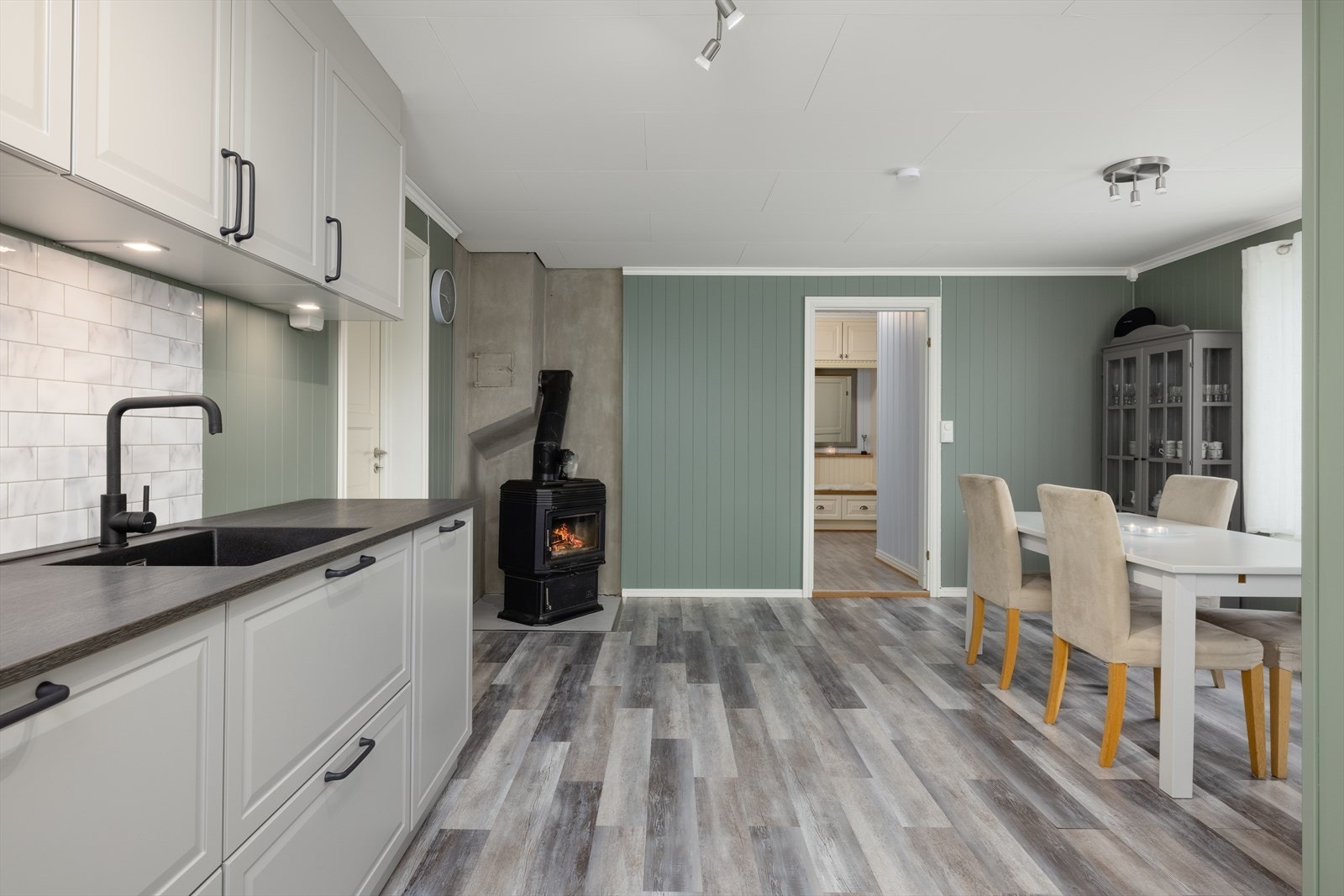 Oppvarming av kjøkkenet med blant annet vedfyring. Galleribilde