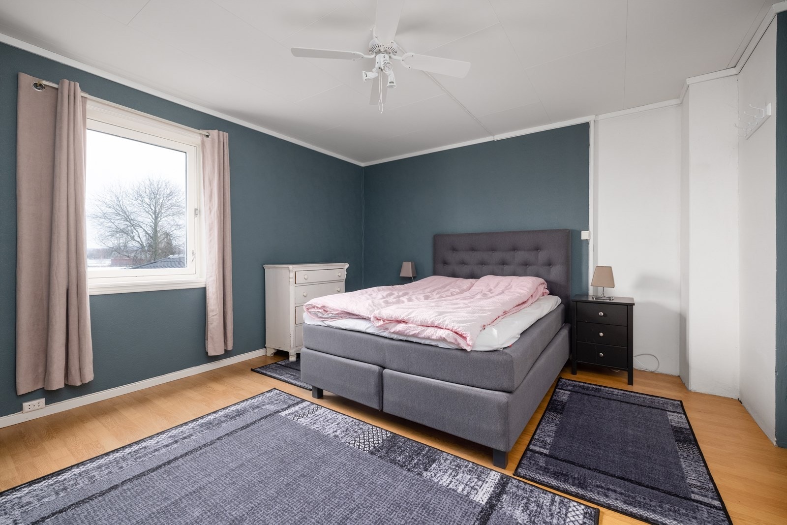 Boligen har til sammen fem soverom, samt to oppholdsrom i 3.etasje. Galleribilde