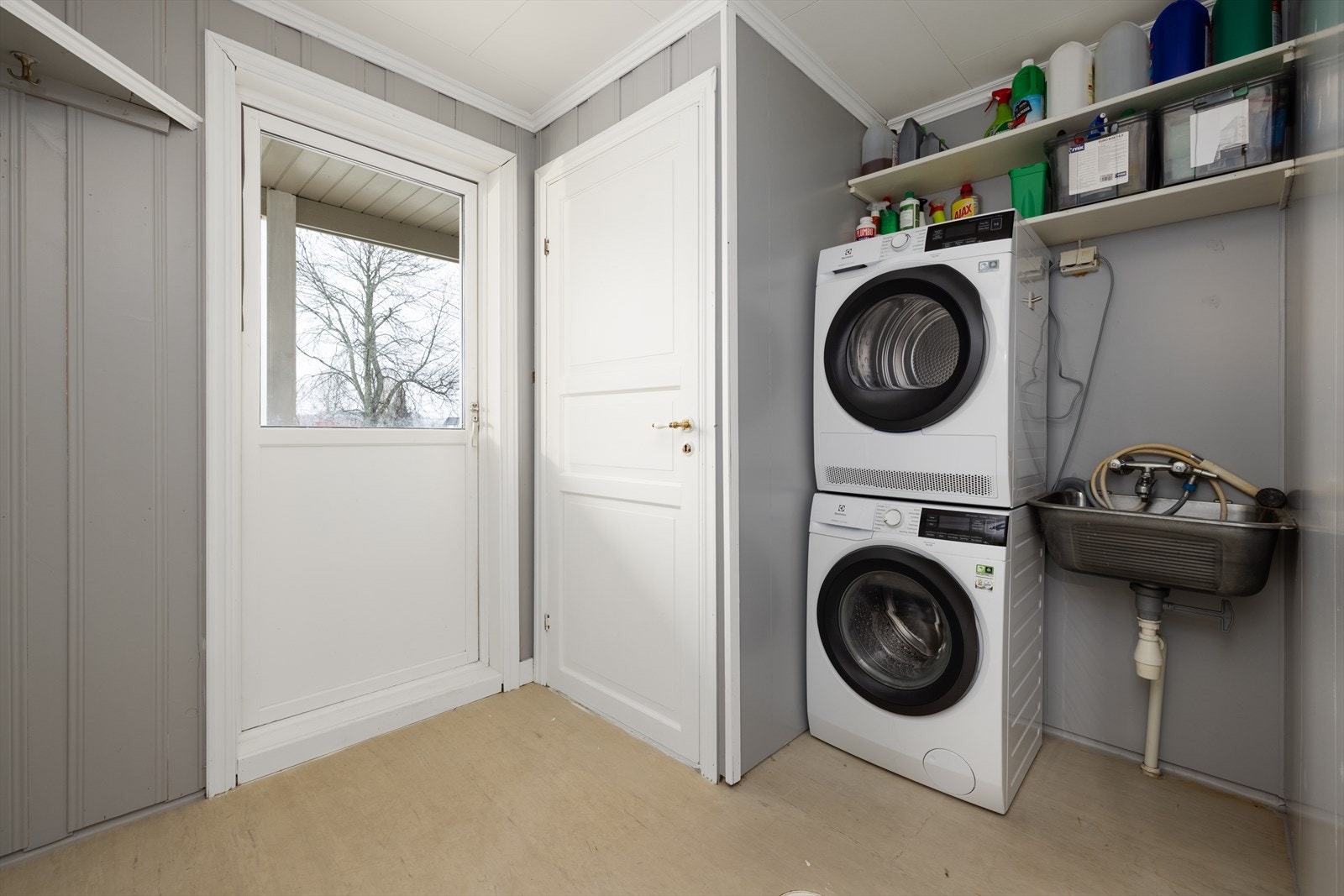 Vaskerom i 1.etasje med adkomst ut til overbygget terrasse. Galleribilde